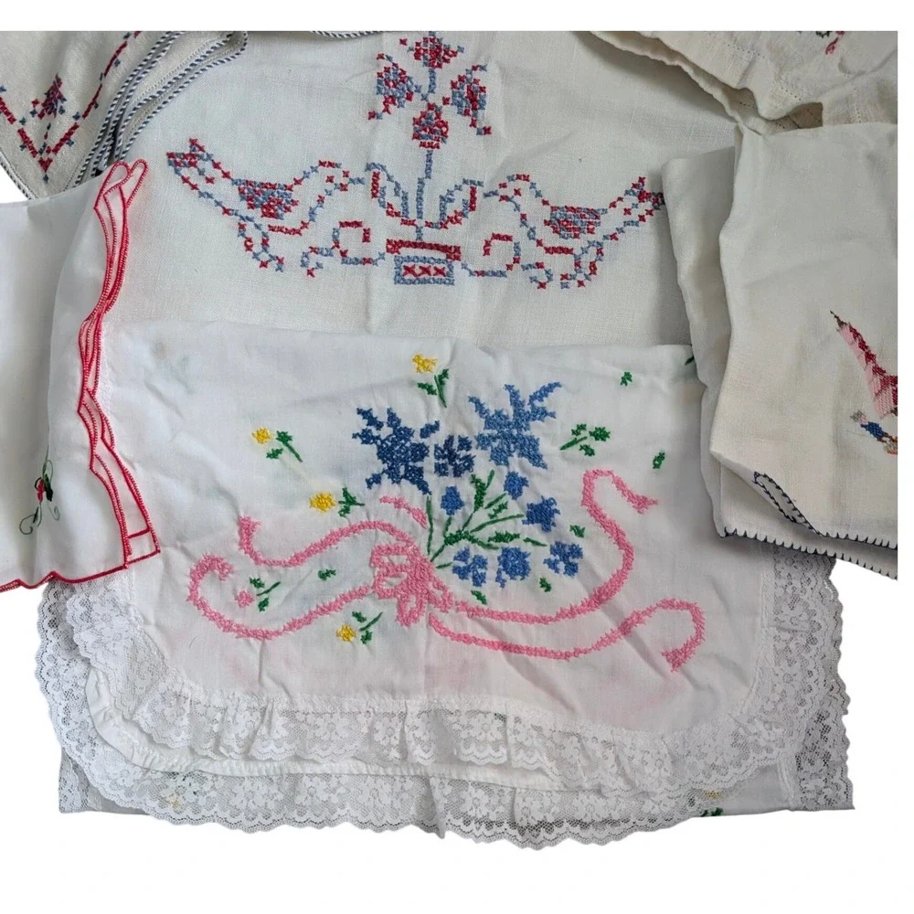 Lot 11 Vintage Linens Napkins Tablecloths Runners Craft Cutter‎ Lot Embroidered